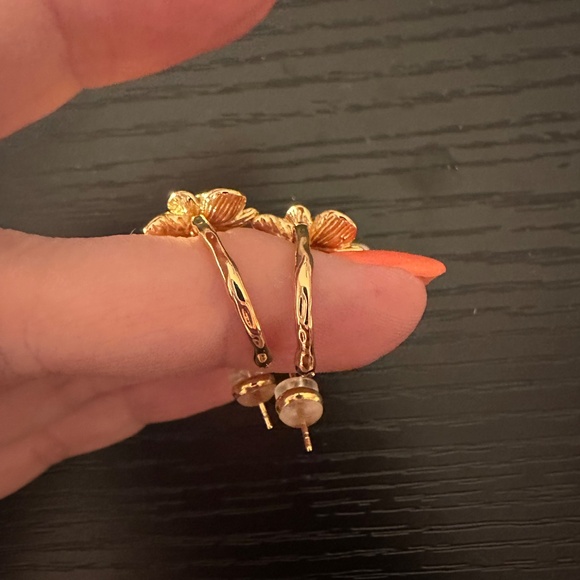 Gold slightly twisted hoops with gold flowers - Picture 4 of 5